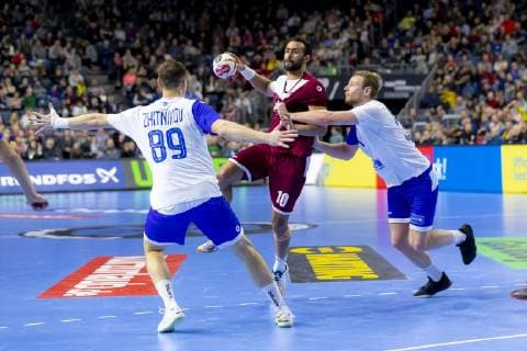 Frankis Marzo (Nr. 10, Katar) gegen Dmitrii Zhitnikov (Nr. 89, Russland) und Gleb Kalarash (Nr. 21, Russland). Russland vs. Katar, Presidents Cup Finale, Handball, IHF Handball Weltmeisterschaft, 20.01.19 Koeln Nordrhein-Westfalen Germany Lanxess-Arena Copyright: xAgentur54Gradx xFelixxKoenigx