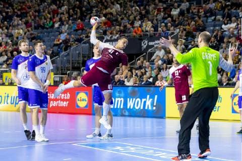 Youssef Ali (Nr. 41, Katar) gegen Oleg Grams (Nr. 1, Russland). Russland vs. Katar, Presidents Cup Finale, Handball, IHF Handball Weltmeisterschaft, 20.01.19 Koeln Nordrhein-Westfalen Germany Lanxess-Arena Copyright: xAgentur54Gradx xFelixxKoenigx