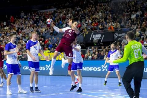 Youssef Ali (Nr. 41, Katar) gegen gegen Vitaly Komogorov (Nr. 34, Russland) und Victor Kireev (Nr. 87, Russland). Russland vs. Katar, Presidents Cup Finale, Handball, IHF Handball Weltmeisterschaft, 20.01.19 Koeln Nordrhein-Westfalen Germany Lanxess-Arena Copyright: xAgentur54Gradx xFelixxKoenigx