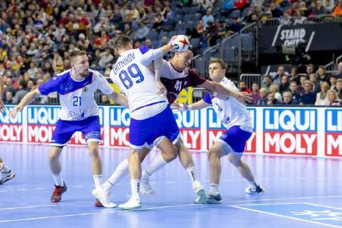 Youssef Ali (Nr. 41, Katar) gegen Dmitrii Zhitnikov (Nr. 89, Russland). Russland vs. Katar, Presidents Cup Finale, Handball, IHF Handball Weltmeisterschaft, 20.01.19 Koeln Nordrhein-Westfalen Germany Lanxess-Arena Copyright: xAgentur54Gradx xFelixxKoenigx
