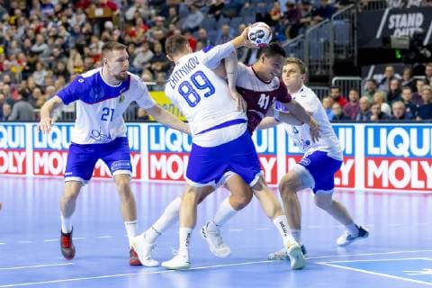 Youssef Ali (Nr. 41, Katar) gegen Dmitrii Zhitnikov (Nr. 89, Russland). Russland vs. Katar, Presidents Cup Finale, Handball, IHF Handball Weltmeisterschaft, 20.01.19 Koeln Nordrhein-Westfalen Germany Lanxess-Arena Copyright: xAgentur54Gradx xFelixxKoenigx