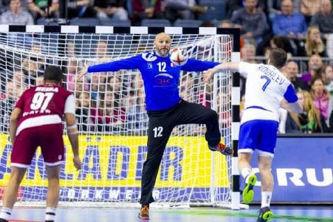 Dmitrii Kovalev (Nr. 7, Russland) beim Siebenmeterversuch gegen Danijel Saric (Nr. 12, Katar). Russland vs. Katar, Presidents Cup Finale, Handball, IHF Handball Weltmeisterschaft, 20.01.19 Koeln Nordrhein-Westfalen Germany Lanxess-Arena Copyright: xAgentur54Gradx xFelixxKoenigx