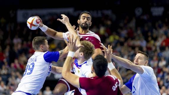Frankis Marzo (Nr. 10, Katar) gegen Dmitrii Zhitnikov (Nr. 89, Russland), Vitaly Komogorov (Nr. 34, Russland) und Gleb Kalarash (Nr. 21, Russland). Russland vs. Katar, Presidents Cup Finale, Handball, IHF Handball Weltmeisterschaft, 20.01.19 Koeln Nordrhein-Westfalen Germany Lanxess-Arena Copyright: xAgentur54Gradx xFelixxKoenigx