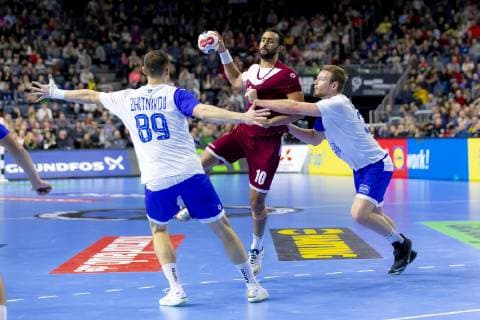Frankis Marzo (Nr. 10, Katar) gegen Dmitrii Zhitnikov (Nr. 89, Russland) und Gleb Kalarash (Nr. 21, Russland). Russland vs. Katar, Presidents Cup Finale, Handball, IHF Handball Weltmeisterschaft, 20.01.19 Koeln Nordrhein-Westfalen Germany Lanxess-Arena Copyright: xAgentur54Gradx xFelixxKoenigx