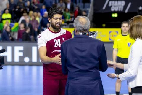 IHF-Praesident Hassan Moustafa ueberreicht Wajdi Sinen (Nr. 24, Katar) den Presidents Cup. Russland vs. Katar, Presidents Cup Finale, Handball, IHF Handball Weltmeisterschaft, 20.01.19 Koeln Nordrhein-Westfalen Germany Lanxess-Arena Copyright: xAgentur54Gradx xFelixxKoenigx