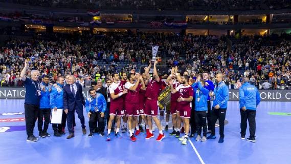 Die katarischen Spieler freuen sich ueber den Sieg im President s Cup. Russland vs. Katar, Presidents Cup Finale, Handball, IHF Handball Weltmeisterschaft, 20.01.19 Koeln Nordrhein-Westfalen Germany Lanxess-Arena Copyright: xAgentur54Gradx xFelixxKoenigx