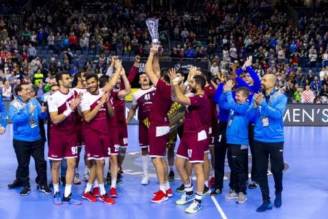 Die katarischen Spieler freuen sich ueber den Sieg im President s Cup. Russland vs. Katar, Presidents Cup Finale, Handball, IHF Handball Weltmeisterschaft, 20.01.19 Koeln Nordrhein-Westfalen Germany Lanxess-Arena Copyright: xAgentur54Gradx xFelixxKoenigx