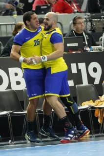 GER, IHF WM 2019, Brasilien (BRA) vs Kroatien (CRO) 20.01.2019, Lanxess Arena Koeln, GER, IHF WM 2019, Brasilien (BRA) vs Kroatien (CRO) im Bild picture shows: die Brasilianer freuen sich ueber den aussergewöhnlichen Sieg Vinicius Teixeira (BRA 25), Gustavo Rodrigues (BRA 95),