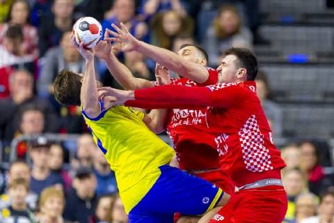 Haniel Langaro (Nr. 37, Brasilien) gegen Alen Blazevic (Nr. 21, Kroatien) und Jakov Vrankovic (Nr. 47, Kroatien). Brasilien vs. Kroatien, Hauptrunde, Handball, IHF Handball Weltmeisterschaft, 20.01.19 Koeln Nordrhein-Westfalen Germany Lanxess-Arena Copyright: xAgentur54Gradx xFelixxKoenigx
