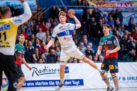 Johannes Wasielewskie 18 (Dessau-Rosslauer HV 06) am Ball mit Daniel Pettersson 11 (SC Magdeburg) (l) und Michael Damgaard 34 (SC Magdeburg) (r) waehrend des 20. Peugeot Cup in der Begegnung zwischen Dessau-Rosslauer HV 06 und SC Magdeburg in der Anhalt Arena am 20. January 2019 in Bauhausstadt Dessau, Sachsen Anhalt (Saxony Anhalt), Deutschland (Germany) HB-TU 20. Peugeot Cup 2019 Dessau Copyright: xEIBNER HartmutxBoesenerx EP_HBR