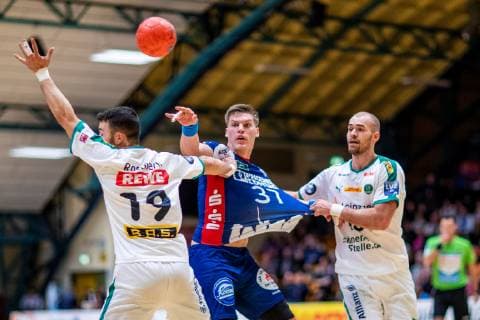 (vlr) Bastian Roscheck 19 (SC DHFK Leipzig), Donat Bartok 37 (TBV Lemgo Lippe), Maximilian Janke 13 (SC DHFK Leipzig) waehrend des 20. Peugeot Cup in der Begegnung zwischen SC DHFK Leipzig und TBV Lemgo Lippe in der Anhalt Arena am 20. January 2019 in Bauhausstadt Dessau, Sachsen Anhalt (Saxony Anhalt), Deutschland (Germany) HB-TU 20. Peugeot Cup 2019 Dessau Copyright: xEIBNER HartmutxBoesenerx EP_HBR