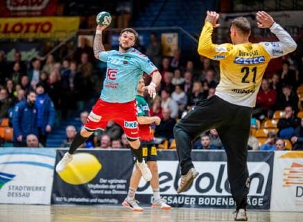Johan Koch 77 (Fuechse Berlin) beim Wurf auf das Tor von Dario Quenstedt 21 (SC Magdeburg) waehrend des 20. Peugeot Cup in der Begegnung zwischen SC DHFK Leipzig und TBV Lemgo Lippe in der Anhalt Arena am 20. January 2019 in Bauhausstadt Dessau, Sachsen Anhalt (Saxony Anhalt), Deutschland (Germany) HB-TU 20. Peugeot Cup 2019 Dessau Copyright: xEIBNER HartmutxBoesenerx EP_HBR