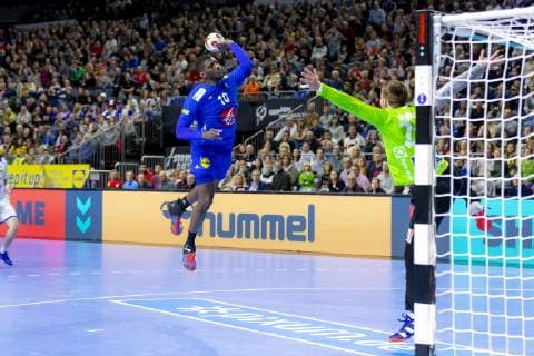 Dika Mem (Nr. 10, Frankreich) im Konter gegen Agust Eli Bjorgvinsson (Nr. 20, Island). Island vs. Frankreich, Hauptrunde, Handball, IHF Handball Weltmeisterschaft, 20.01.19 Koeln Nordrhein-Westfalen Germany Lanxess-Arena Copyright: xAgentur54Gradx xFelixxKoenigx