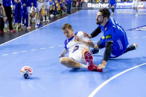 Bjarki Mar Elisson (Nr. 8, Island) gegen Nikola Karabatic (Nr. 13, Frankreich). Island vs. Frankreich, Hauptrunde, Handball, IHF Handball Weltmeisterschaft, 20.01.19 Koeln Nordrhein-Westfalen Germany Lanxess-Arena Copyright: xAgentur54Gradx xFelixxKoenigx