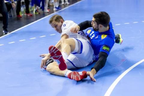Bjarki Mar Elisson (Nr. 8, Island) gegen Nikola Karabatic (Nr. 13, Frankreich). Island vs. Frankreich, Hauptrunde, Handball, IHF Handball Weltmeisterschaft, 20.01.19 Koeln Nordrhein-Westfalen Germany Lanxess-Arena Copyright: xAgentur54Gradx xFelixxKoenigx