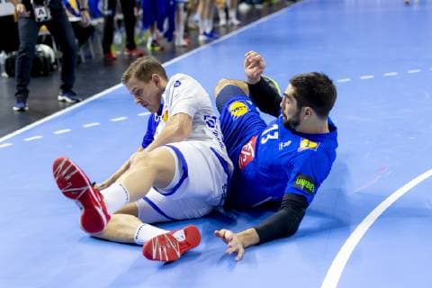 Bjarki Mar Elisson (Nr. 8, Island) gegen Nikola Karabatic (Nr. 13, Frankreich). Island vs. Frankreich, Hauptrunde, Handball, IHF Handball Weltmeisterschaft, 20.01.19 Koeln Nordrhein-Westfalen Germany Lanxess-Arena Copyright: xAgentur54Gradx xFelixxKoenigx