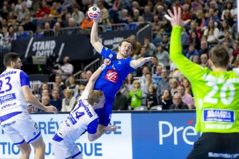 Kentin Mahe (Nr. 14, Frankreich) gegen Omar Igni Magnusson (Nr. 14, Island) und Agust Eli Bjorgvinsson (Nr. 20, Island). Island vs. Frankreich, Hauptrunde, Handball, IHF Handball Weltmeisterschaft, 20.01.19 Koeln Nordrhein-Westfalen Germany Lanxess-Arena Copyright: xAgentur54Gradx xFelixxKoenigx
