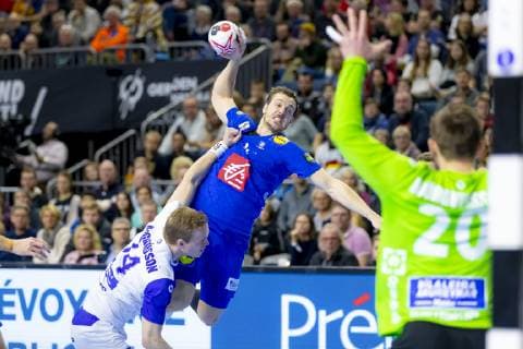Kentin Mahe (Nr. 14, Frankreich) gegen Omar Igni Magnusson (Nr. 14, Island) und Agust Eli Bjorgvinsson (Nr. 20, Island). Island vs. Frankreich, Hauptrunde, Handball, IHF Handball Weltmeisterschaft, 20.01.19 Koeln Nordrhein-Westfalen Germany Lanxess-Arena Copyright: xAgentur54Gradx xFelixxKoenigx