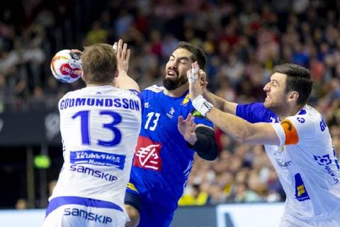 Nikola Karabatic (Nr. 13, Frankreich) gegen Olafur Andres Gudmundsson (Nr. 13, Island) und Olafur Gustafsson (Nr. 23, Island). Island vs. Frankreich, Hauptrunde, Handball, IHF Handball Weltmeisterschaft, 20.01.19 Koeln Nordrhein-Westfalen Germany Lanxess-Arena Copyright: xAgentur54Gradx xFelixxKoenigx