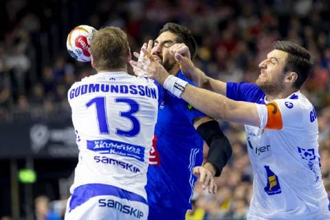 Nikola Karabatic (Nr. 13, Frankreich) gegen Olafur Andres Gudmundsson (Nr. 13, Island) und Olafur Gustafsson (Nr. 23, Island). Island vs. Frankreich, Hauptrunde, Handball, IHF Handball Weltmeisterschaft, 20.01.19 Koeln Nordrhein-Westfalen Germany Lanxess-Arena Copyright: xAgentur54Gradx xFelixxKoenigx