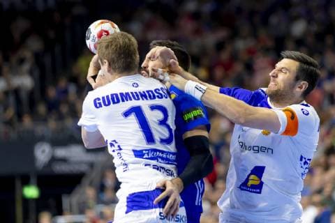 Handball WM, Island - Frankreich Nikola Karabatic (Nr. 13, Frankreich) gegen Olafur Andres Gudmundsson (Nr. 13, Island) und Olafur Gustafsson (Nr. 23, Island). Island vs. Frankreich, Hauptrunde, Handball, IHF Handball Weltmeisterschaft, 20.01.19 Koeln Nordrhein-Westfalen Germany Lanxess-Arena Copyright: xAgentur54Gradx xFelixxKoenigx