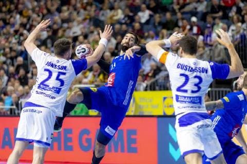 Nikola Karabatic (Nr. 13, Frankreich) gegen Elvar Oro Jonsson (Nr. 25, Island) und Olafur Gustafsson (Nr. 23, Island). Island vs. Frankreich, Hauptrunde, Handball, IHF Handball Weltmeisterschaft, 20.01.19 Koeln Nordrhein-Westfalen Germany Lanxess-Arena Copyright: xAgentur54Gradx xFelixxKoenigx