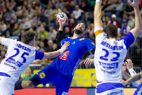 Sport Bilder des Tages Nikola Karabatic (Nr. 13, Frankreich) gegen Elvar Oro Jonsson (Nr. 25, Island) und Olafur Gustafsson (Nr. 23, Island). Island vs. Frankreich, Hauptrunde, Handball, IHF Handball Weltmeisterschaft, 20.01.19 Koeln Nordrhein-Westfalen Germany Lanxess-Arena Copyright: xAgentur54Gradx xFelixxKoenigx