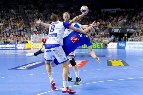 Kentin Mahe (Nr. 14, Frankreich) gegen Bjarki Mar Elisson (Nr. 8, Island) und Anar Freyr Arnarsson (Nr. 21, Island). Island vs. Frankreich, Hauptrunde, Handball, IHF Handball Weltmeisterschaft, 20.01.19 Koeln Nordrhein-Westfalen Germany Lanxess-Arena Copyright: xAgentur54Gradx xFelixxKoenigx