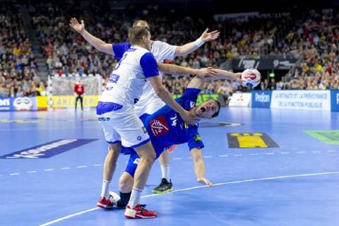 Kentin Mahe (Nr. 14, Frankreich) gegen Bjarki Mar Elisson (Nr. 8, Island) und Anar Freyr Arnarsson (Nr. 21, Island). Island vs. Frankreich, Hauptrunde, Handball, IHF Handball Weltmeisterschaft, 20.01.19 Koeln Nordrhein-Westfalen Germany Lanxess-Arena Copyright: xAgentur54Gradx xFelixxKoenigx