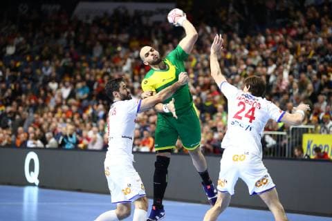 Gustavo Rodrigues (Brasilien) im Zweikampf mit Viran Morros De Argila (Spanien) und Raul Rodriguez Entrerrios (Spanien), Spanien vs Brasilien, IHF Maenner Handball Weltmeisterschaft, 21.01.2019 Fotograf Neis Eibner Spanien vs Brasilien, IHF Maenner Handball Weltmeisterschaft, 21.01.2019 Köln Copyright: xEIBNER Alexander_Neisx EP_ANS