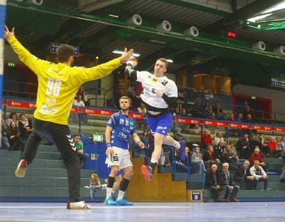Hannes Iffert (Eisenach) überwindet Torhüter Eric Töpfer (Aue) Handball Testspiel EHV Aue - ThSV Eisenach am 21.1.2019 EHV Aue - ThSV Eisenach