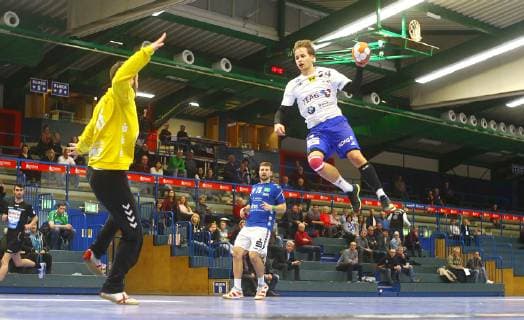 Willy Weyhrauch (Eisenach) vor Torhüter Eric Töpfer (Aue) Handball Testspiel EHV Aue - ThSV Eisenach am 21.1.2019 EHV Aue - ThSV Eisenach