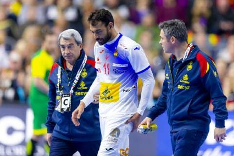 Daniel Sarmiento Melian (Nr. 11, Spanien) wird verletzt vom Feld gebracht. Spanien vs. Brasilien, Hauptrunde, Handball, IHF Handball Weltmeisterschaft, 21.01.19 Koeln Nordrhein-Westfalen Germany Lanxess-Arena Copyright: xAgentur54Gradx xFelixxKoenigx
