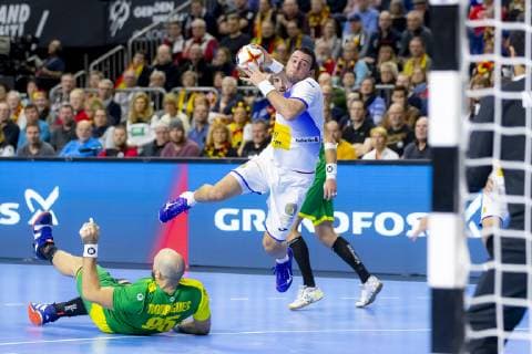 Aitor Arino Bengoechea (Nr. 29, Spanien) gegen Gustavo Rodrigues (Nr. 95, Brasilien) und Rudolph Hachbarth (Nr. 77, Brasilien). Spanien vs. Brasilien, Hauptrunde, Handball, IHF Handball Weltmeisterschaft, 21.01.19 Koeln Nordrhein-Westfalen Germany Lanxess-Arena Copyright: xAgentur54Gradx xFelixxKoenigx