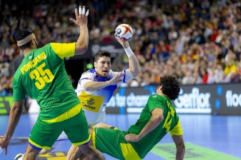 Alex Dujshebaev (Nr. 10, Spanien) gegen Thiago Ponciano (Nr. 35, Brasilien) und Thiagus Petrus Santos (Nr. 14, Brasilien). Spanien vs. Brasilien, Hauptrunde, Handball, IHF Handball Weltmeisterschaft, 21.01.19 Koeln Nordrhein-Westfalen Germany Lanxess-Arena Copyright: xAgentur54Gradx xFelixxKoenigx