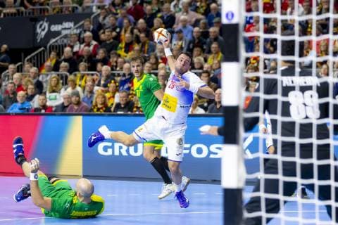 Aitor Arino Bengoechea (Nr. 29, Spanien) gegen Gustavo Rodrigues (Nr. 95, Brasilien) und Rudolph Hachbarth (Nr. 77, Brasilien). Spanien vs. Brasilien, Hauptrunde, Handball, IHF Handball Weltmeisterschaft, 21.01.19 Koeln Nordrhein-Westfalen Germany Lanxess-Arena Copyright: xAgentur54Gradx xFelixxKoenigx