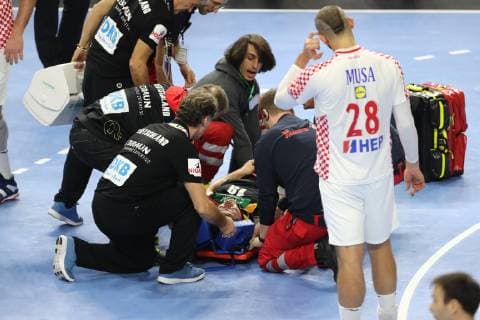 Handball WM Hauptrunde in Köln, Lanxess Arena Deutschland vs. Kroatien Verletzung Martin Strobel (Deutschland) 21.01.19