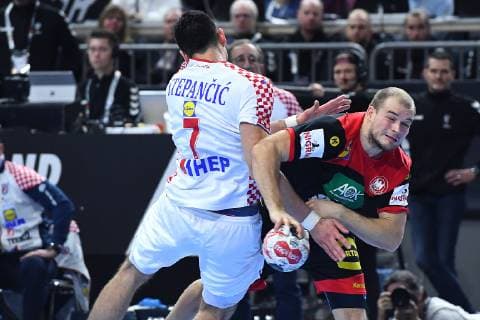 Handball-WM Hauptrunde Kroatien - Deutschland am 21.01.2019 in der Lanxess Arena in Köln Luka Stepancic ( Kroatien ), links - Paul Drux ( Deutschland ), rechts