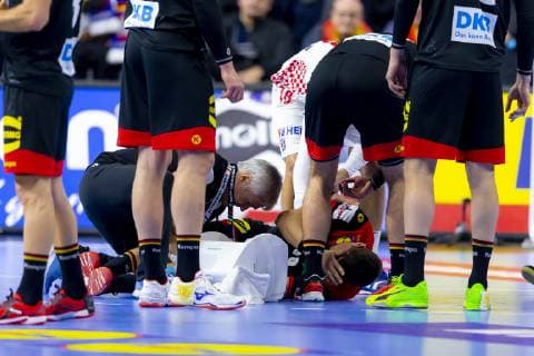 Martin Strobel (Nr. 19, Deutschland) wird verletzt vom Feld gebracht. Kroatien vs. Deutschland, Hauptrunde, Handball, IHF Handball Weltmeisterschaft, 21.01.19 Koeln Nordrhein-Westfalen Germany Lanxess-Arena Copyright: xAgentur54Gradx xFelixxKoenigx