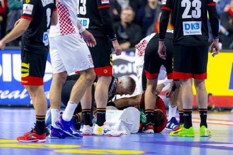Martin Strobel (Nr. 19, Deutschland) wird verletzt vom Feld gebracht. Kroatien vs. Deutschland, Hauptrunde, Handball, IHF Handball Weltmeisterschaft, 21.01.19 Koeln Nordrhein-Westfalen Germany Lanxess-Arena Copyright: xAgentur54Gradx xFelixxKoenigx