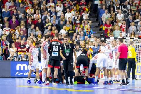 Martin Strobel (Nr. 19, Deutschland) wird verletzt vom Feld gebracht. Kroatien vs. Deutschland, Hauptrunde, Handball, IHF Handball Weltmeisterschaft, 21.01.19 Koeln Nordrhein-Westfalen Germany Lanxess-Arena Copyright: xAgentur54Gradx xFelixxKoenigx