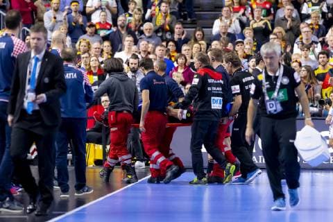 Martin Strobel (Nr. 19, Deutschland) wird verletzt vom Feld gebracht. Kroatien vs. Deutschland, Hauptrunde, Handball, IHF Handball Weltmeisterschaft, 21.01.19 Koeln Nordrhein-Westfalen Germany Lanxess-Arena Copyright: xAgentur54Gradx xFelixxKoenigx