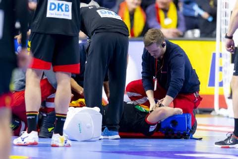 Martin Strobel (Nr. 19, Deutschland) wird verletzt vom Feld gebracht. Kroatien vs. Deutschland, Hauptrunde, Handball, IHF Handball Weltmeisterschaft, 21.01.19 Koeln Nordrhein-Westfalen Germany Lanxess-Arena Copyright: xAgentur54Gradx xFelixxKoenigx