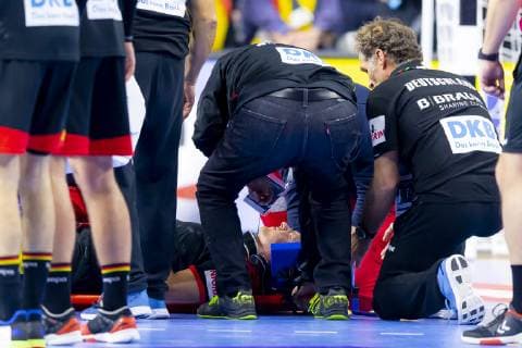 Martin Strobel (Nr. 19, Deutschland) wird verletzt vom Feld gebracht. Kroatien vs. Deutschland, Hauptrunde, Handball, IHF Handball Weltmeisterschaft, 21.01.19 Koeln Nordrhein-Westfalen Germany Lanxess-Arena Copyright: xAgentur54Gradx xFelixxKoenigx