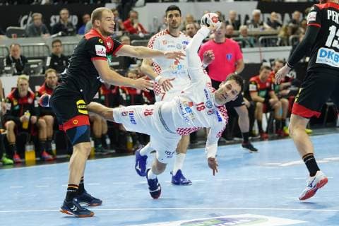 GER, IHF WM 2019, Kroatien (CRO vs Deutschland (GER) 21.01.2019, Lanxess Arena,Koeln, GER, IHF WM 2019, Kroatien (CRO vs Deutschland (GER), im Bild picture shows: Igor KaraÄić (CRO 18), im Zweikampf gegen Paul Drux (GER 95),