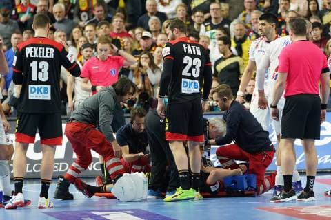 GER, IHF WM 2019, Kroatien (CRO vs Deutschland (GER) 21.01.2019, Lanxess Arena,Koeln, GER, IHF WM 2019, Kroatien (CRO vs Deutschland (GER), im Bild picture shows: Martin Strobel (GER 19), verletzt sich schwer wird behandelt