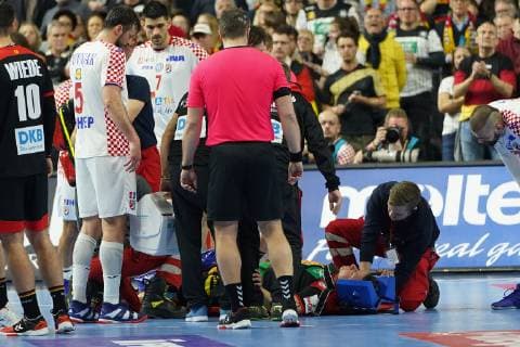 GER, IHF WM 2019, Kroatien (CRO vs Deutschland (GER) 21.01.2019, Lanxess Arena,Koeln, GER, IHF WM 2019, Kroatien (CRO vs Deutschland (GER), im Bild picture shows: Martin Strobel (GER 19), verletzt sich schwer wird behandelt