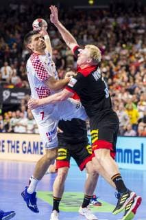 Köln, Deutschland 21. Januar 2019: WM 2019 Männer - Hauptrunde - Kroatien vs. Deutschland v.li. Luka Stepancic (Kroatien) ,Patrick Wiencek (Deutschland THW Kiel) Köln Lanxess Arena Nordrhein-Westfalen Deutschland