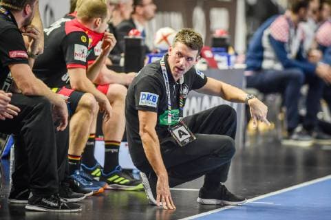Koeln, Deutschland, 21.01.2019, IHF Handball WM 2019, Hauptrunde, Kroatien - Deutschland, Christian Prokop (Trainer-GER) schaut ( DeFodi520