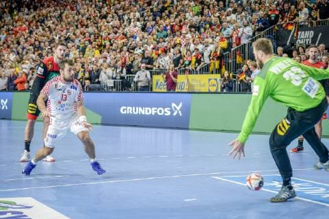 Koeln, Deutschland, 21.01.2019, IHF Handball WM 2019, Hauptrunde, Kroatien - Deutschland, Zlatko Horvat (CROATIA) und Andreas Wolff (GER) in Aktion ( DeFodi520